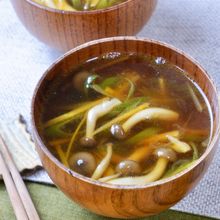 捨てがちなねぎの青い部分を活用！『きのことねぎのスープ』