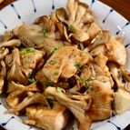 『鶏むね肉と舞茸のオイスターバター炒め』旨みたっぷり！