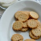 米粉のごまみそクラッカーとヘルシーガーリッククリーム