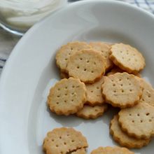 米粉のごまみそクラッカーとヘルシーガーリッククリーム