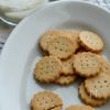 米粉のごまみそクラッカーとヘルシーガーリッククリーム