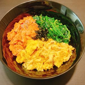 りんの作ってみた!投稿(栄養満点♩塩鮭３色丼)