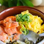 【狭山茶使用】ほぐし鮭とふんわり卵の香ばし玉露茶飯どんぶり