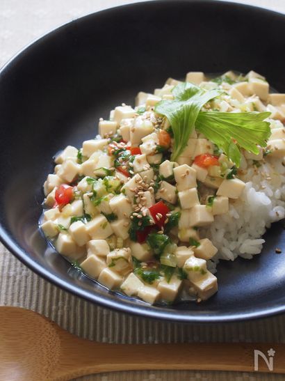 セロリの葉っぱ活用！コロコロ豆腐丼。