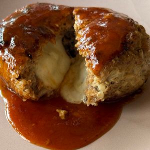 すみの作ってみた!投稿(【絶品チーズINハンバーグ】簡単デミソース♡肉汁が溢れ出る！)