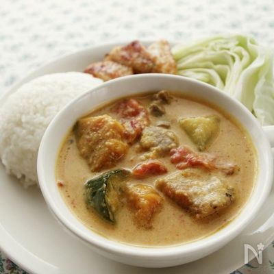 タイ風味のスパイスペーストで！豚肉と夏野菜のレッドカレー