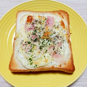 よっこの作ってみた!投稿(新玉ねぎで【オニオンベーコンチーズトースト】)
