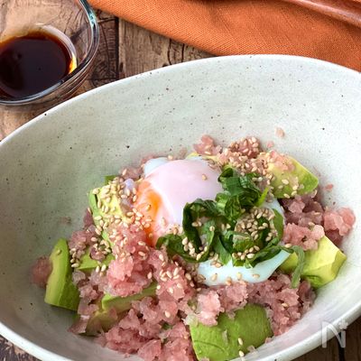 切ってのせるだけ!マグロとアボカドのユッケ風