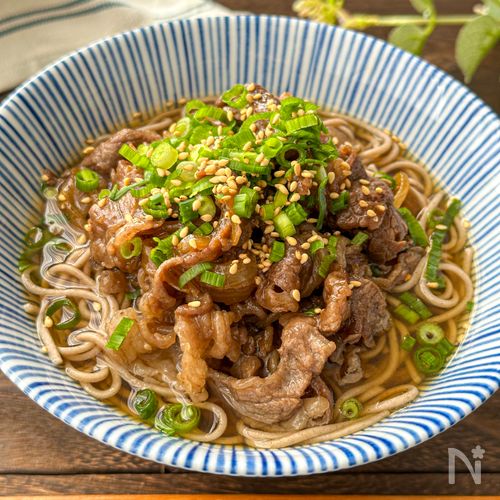 甘めのつゆにガッツリお肉！【肉そば】年越しや節分にも◎