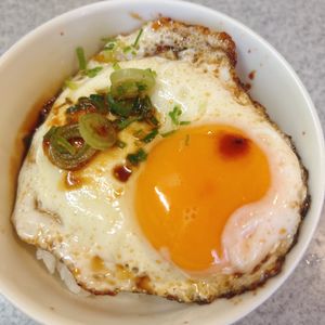 サラの作ってみた!投稿(甘辛いタレが最高！目玉焼きごはん)