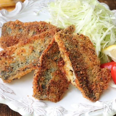揚げ焼きで簡単！ご飯にもおつまみにも！鯵のバジルチーズフライ