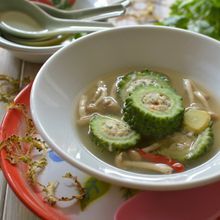ゴーヤのエビとミンチの肉詰めスープ