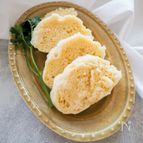 チェコの定番料理、茹でて作るクネドリーキ