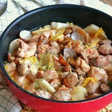 鶏肉とあさりと白菜の白だしオイバター蒸し鍋