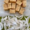 【新玉ねぎと絹揚げのしらすうまだしとろみ煮】の下準備