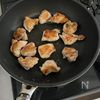 【鶏肉とオクラのレモンバター炒め】レモン×バターでやみつき♪の工程3