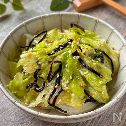 抱えて食べたい♩やみつき塩昆レタス