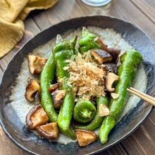 【最強おつまみ♡】万願寺とうがらしと椎茸のニンニクポン酢炒め