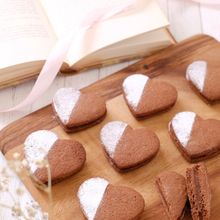 バレンタインに♡サクホロッ！チョコサンドクッキー