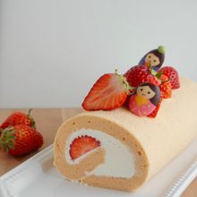 苺の練乳ロールケーキ