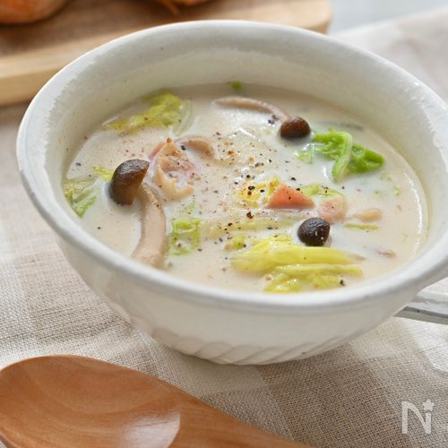 寒い日にほっこり温まる♡ベーコンと白菜の豆乳スープ