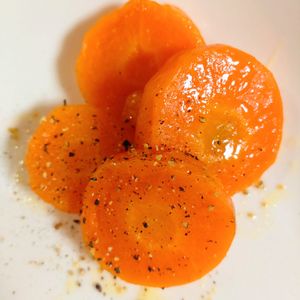 ゆみの作ってみた!投稿(甘じょっぱい、私の【人参 レンジグラッセ】)