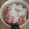5分煮込み♪とろ〜り甘じょっぱい♡大根と豚バラのコクうま煮の工程1