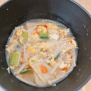 あーちゃん·͜· ♡の作ってみた!投稿(余った餃子の皮で♡絶品！『ひき肉とキャベツのワンタンスープ』)