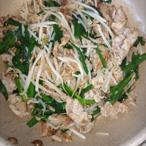 1533723の作ってみた!投稿(【豚そぼろニラもやしの辛味噌炒め】ご飯が止まらない！)
