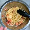 カリカリ豚とトマトの冷製和風パスタ│めんつゆで簡単!リピ確定の工程5