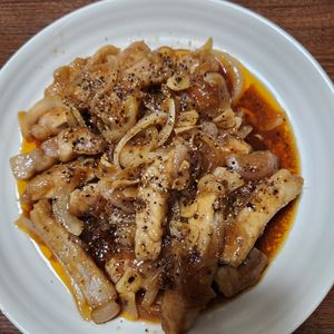 とももの作ってみた!投稿(醤油麹だれがとろりと絡む♩こんがり玉ねぎとトンテキ)