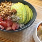 【パパッと5分で完成！】まぐろアボカド納豆丼