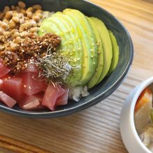 【パパッと5分で完成！】まぐろアボカド納豆丼