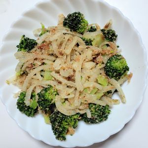 ふうかの作ってみた!投稿(ブロッコリーと玉ねぎ《絶品♡おかかごま酢和え》)