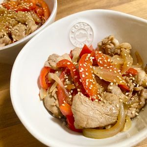 ゆかりの作ってみた!投稿(10分で完成！【パプリカ豚バラ丼】)