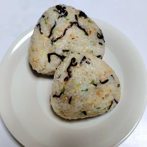 ふうかの作ってみた!投稿(我が家の最強おにぎり
やみつき天かす塩こんぶおにぎり)