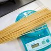 粗挽きウィンナーとマッシュルームだけで作る「ナポリタン」の下準備