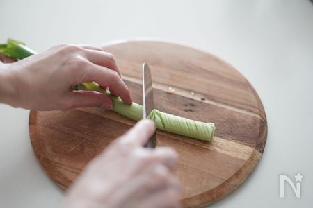 長ねぎに斜めに切り込みを入れる