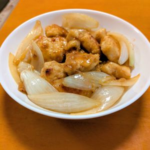 ゆきまる🐬🫧の作ってみた!投稿(【鶏むね肉と新玉ねぎの生姜焼き】コスパ重視♡食べ応え◎)