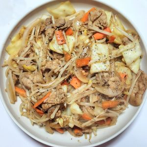ふうかの作ってみた!投稿(行列の定食屋さんの🍚ぶっ濃い濃厚ソースの肉野菜炒め定食🤩)