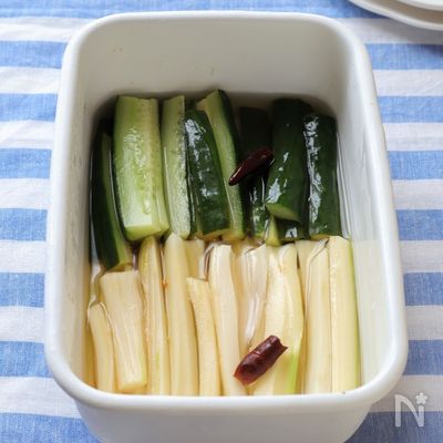 ダイエット中のおやつにも!セロリときゅうりの簡単ピクルス