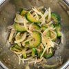 すぐでき副菜♪新玉ねぎとズッキーニのおかか和えの工程2