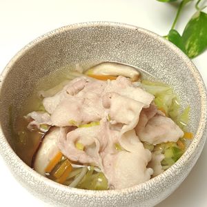 とのちゃまの作ってみた!投稿(味付け１つ！巻いて食べる『豚バラと千切り野菜のだし汁』)