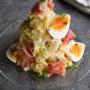 大絶賛‼︎抱えて食べたい『生ハムとチーズのデパ地下ポテサラ』