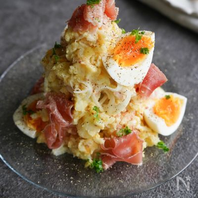 大絶賛‼︎抱えて食べたい『生ハムとチーズのデパ地下ポテサラ』
