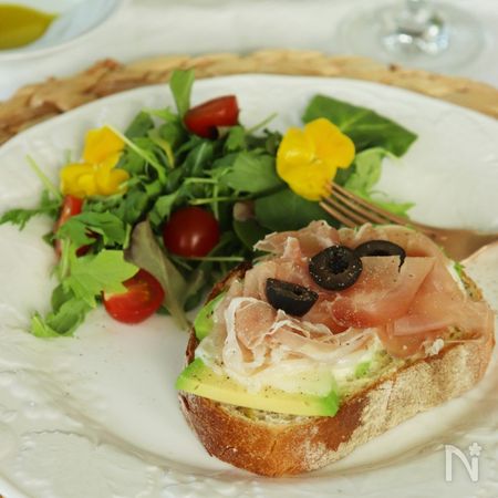 休日の朝食に 生ハムとアボカドとモッツァレラのオープンサンド By 富岡清美 レシピサイト Nadia ナディア プロの料理家のおいしいレシピ