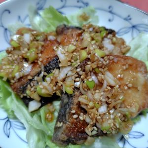 コスモスの作ってみた!投稿(【ぶりの唐揚げのねぎごま甘酢だれ】たっぷりレタスと一緒に♡)