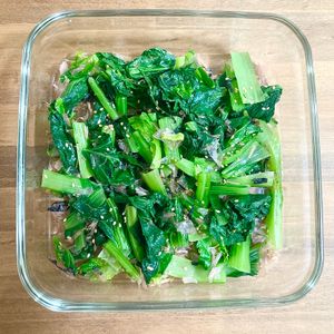 ゆかりの作ってみた!投稿(レンジで5分！【小松菜のおかか塩昆布和え】材料4つで簡単♩)