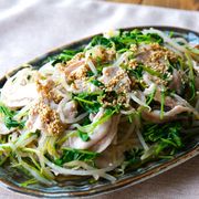 【レンジで簡単♪豚しゃぶと豆苗のミルフィーユ蒸し】