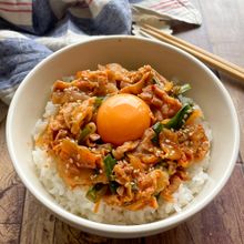 レンジで簡単豚ニラキムチスタミナ丼